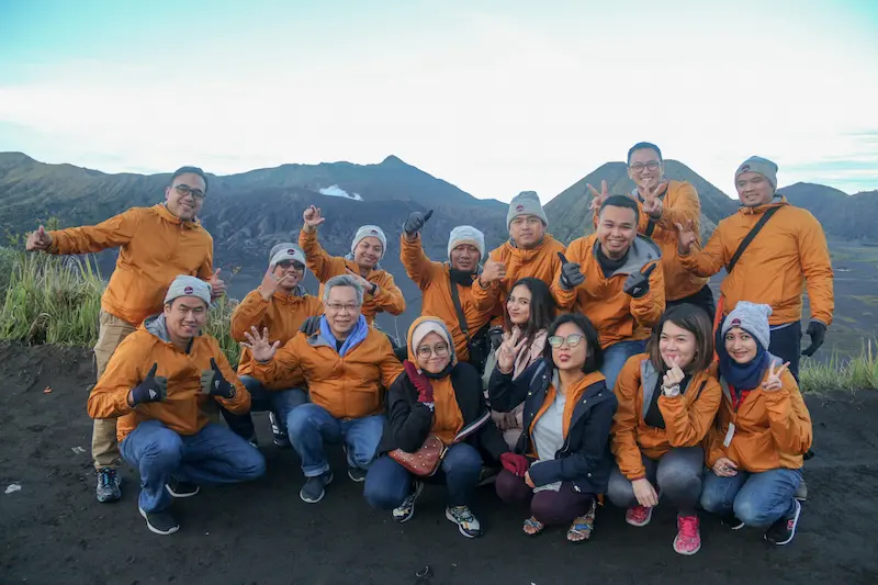 Perjalanan wisata peserta employee gathering menuju kawasan Gunung Bromo