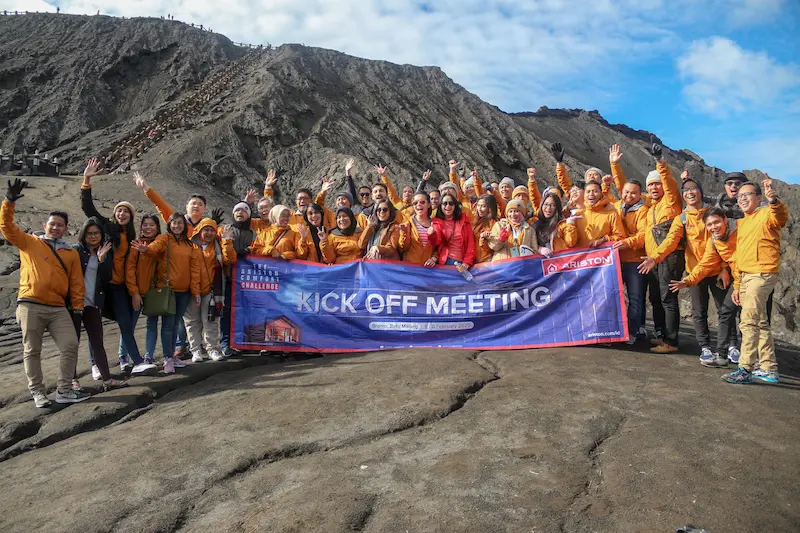 Aktivitas peserta employee gathering di kawasan wisata Gunung Bromo